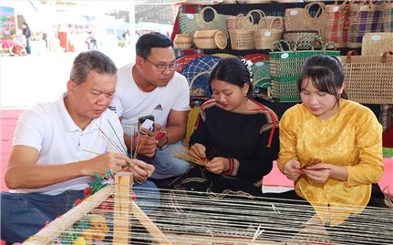 Các gian hàng đặc sản, ẩm thực, trải nghiệm hút khách đến hội chợ Đắk Lắk