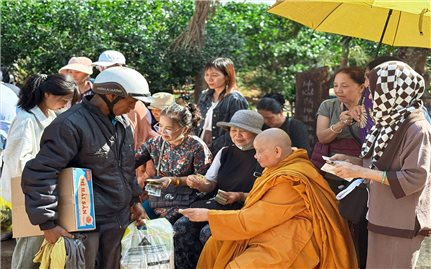 Nhiều phần quà được trao tới người dân có hoàn cảnh khó khăn tại Lâm Đồng