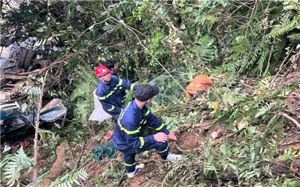 Quảng Ngãi: Xe tải lao xuống vực sâu khoảng 200m, 3 người thương vong