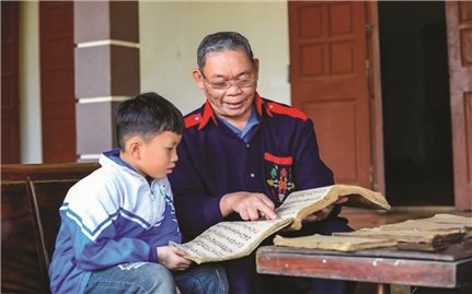 Bền bỉ gìn giữ chữ Nôm Dao