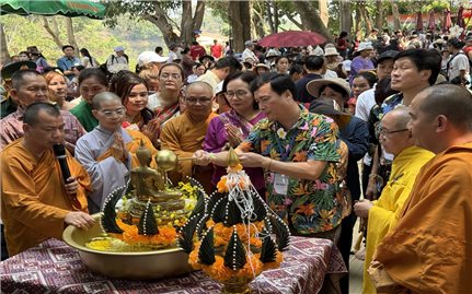 Vui Tết Bunpimay cùng người Lào nơi biên giới