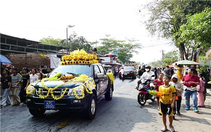 Lung linh lễ rước Nàng Chúa Xuân trong Tết Bunpimay của người Lào