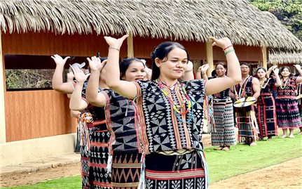 Đồng bào Cơ Tu kiên trì bên khung dệt thổ cẩm