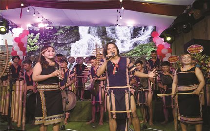 Nghệ sĩ trẻ Ka Ly bên dòng Đăk Bla