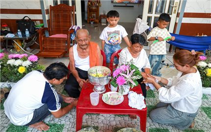 Tắm cho cha mẹ - Đạo hiếu trong Tết Chôl Chnăm Thmây của đồng bào Khmer