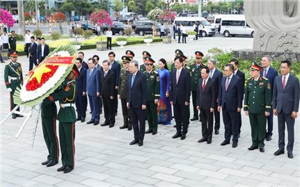 Tổng Bí thư, Chủ tịch nước Tô Lâm dâng hương tưởng niệm các Anh hùng liệt sĩ tại TP. Đà Nẵng
