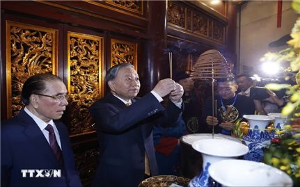 Trang nghiêm Lễ dâng hương tưởng niệm các Vua Hùng trên đỉnh núi Nghĩa Lĩnh