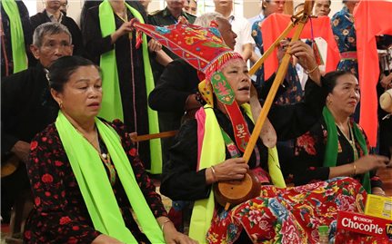 Hàng nghìn du khách đến trải nghiệm Lễ hội Then Kin Pang