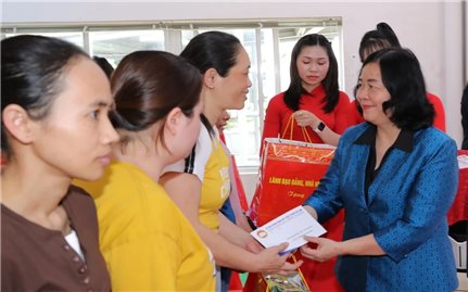 Chủ tịch MTTQ Việt Nam trao quà cho người nghèo, công nhân dịp 30/4 - 1/5