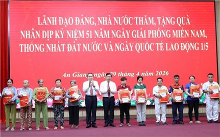 Chủ tịch Quốc hội Trần Thanh Mẫn thăm, tặng quà gia đình chính sách và công nhân lao động tại An Giang