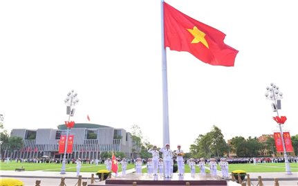 Thiêng liêng, xúc động Lễ chào cờ trong ngày kỷ niệm 51 năm non sông liền một dải