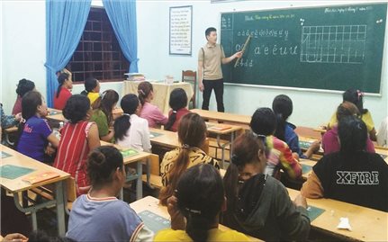 Cụ bà người Tà Ôi 72 tuổi vẫn quyết tâm xóa mù chữ