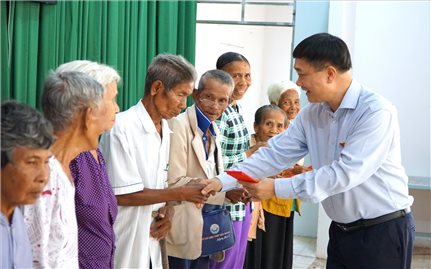 Đoàn công tác của Ủy ban Thường vụ Quốc hội chúc Tết Chôl Chnăm Thmây đồng bào Khmer tại Cần Thơ