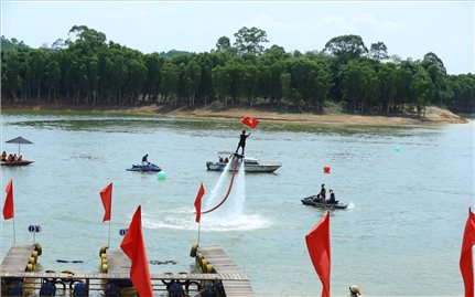 [PHOTO] Rộn ràng ngày hội “Âm vang hồ Thác Bà”