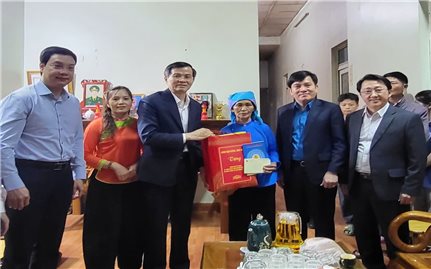 Đồng chí Đoàn Minh Huấn thăm, tặng quà gia đình chính sách Lai Châu