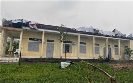 Dông lốc, mưa đá tàn phá miền Bắc khiến 12 người bị thương, hơn 2.000 nhà tốc mái