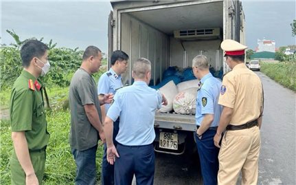 Hơn 1 tấn lòng lợn bốc mùi bị chặn trước khi “lọt” ra thị trường