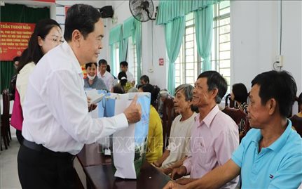 Lãnh đạo Đảng, Nhà nước thăm và tặng quà Tết tại Hậu Giang, Bình Thuận