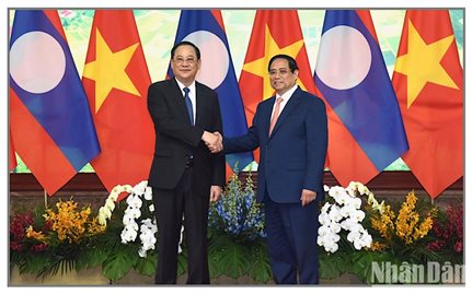 Việt Nam và Lào nhất trí tăng cường kết nối hai nền kinh tế