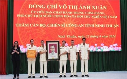 Phó Chủ tịch nước Võ Thị Ánh Xuân thăm, động viên cán bộ, chiến sĩ Công an tỉnh Ninh Thuận