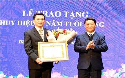 Đảng ủy cơ quan Ủy ban Dân tộc tổ chức Lễ trao Huy hiệu 30 năm tuổi đảng