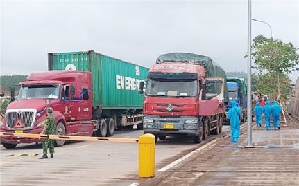 Gần 4.000 tấn hàng hóa xuất nhập khẩu qua lối mở cầu phao tạm Km3+4 Hải Yên, Móng Cái