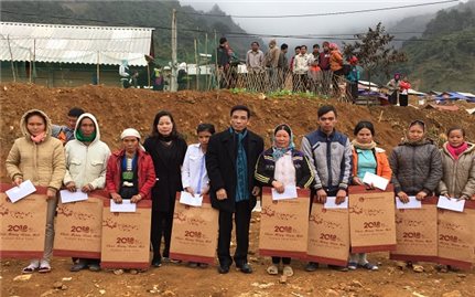 Uỷ ban Dân tộc: Thăm, tặng quà cho Người có uy tín, hộ nghèo huyện Đà Bắc (Hoà Bình)