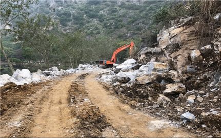 Lợi dụng dự án làm đường vào di tích để khai thác đá