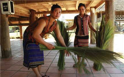 Nghệ nhân Y Thim với cồng chiêng Tây Nguyên