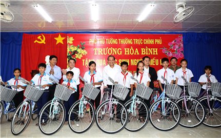 Phó Thủ tướng Trương Hòa Bình tặng quà học sinh nghèo hiếu học