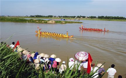 Phong tục độc đáo lấy nước thiêng ở ngã ba sông