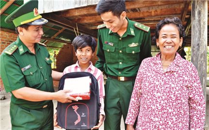 Ấm tình quân-dân miền biên viễn
