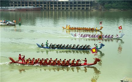 Lễ hội bơi chải truyền thống trên sông Lô năm 2018