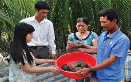 Cán bộ gần dân để giúp dân giảm nghèo