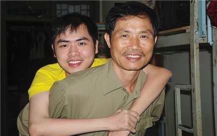 Đôi chân kỳ diệu của người cha