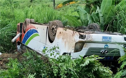 Xe chở 23 lao động Việt Nam gặp tai nạn tại Lào