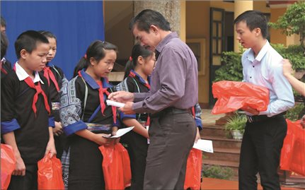 Đem yêu thương sẻ chia khó nhọc