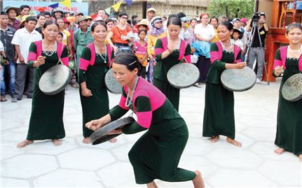 Để tiếng mã la mãi ngân vang