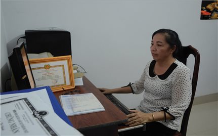Cô giáo Chinh với học sinh buôn Ky