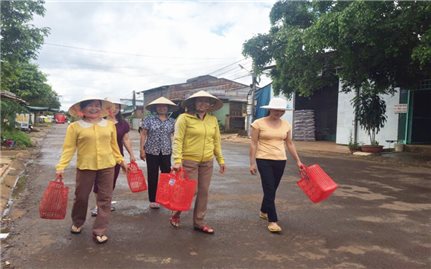 Phụ nữ Quảng Phú đi chợ bằng giỏ nhựa
