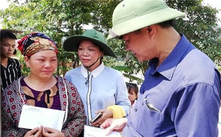 Ủy ban Dân tộc thăm hỏi, tặng quà các gia đình bị thiệt hại do mưa lũ tại huyện Văn Chấn, tỉnh Yên Bái