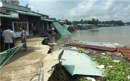 Ứng phó với sạt lở tại Đồng Bằng Sông Cửu Long: Dù cấp bách nhưng vẫn phải chờ vốn
