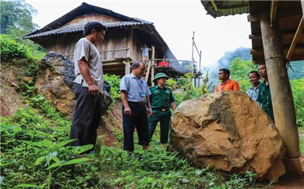 Điện Biên: Hàng chục hộ dân sống dưới “lưỡi hái tử thần”