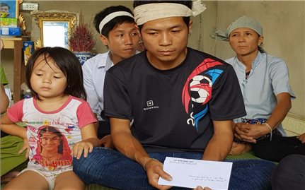 Uỷ ban Dân tộc thăm hỏi các gia đình bị thiệt hại do mưa lũ tại huyện Lang Chánh (Thanh Hóa)