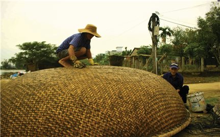 Thúng chai ra biển lớn