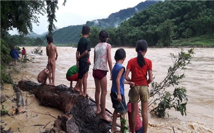Quan Sơn (Thanh Hóa): Người dân bất chấp tính mạng, liều mình vớt củi giữa dòng nước lũ