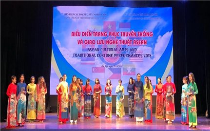 Biểu diễn trang phục truyền thống và giao lưu nghệ thuật ASEAN