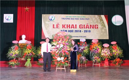 Thứ trưởng, Phó Chủ nhiệm UBDT Hoàng Thị Hạnh dự Lễ khai giảng năm học mới Trường Đại học Giáo dục (ĐHQGHN)