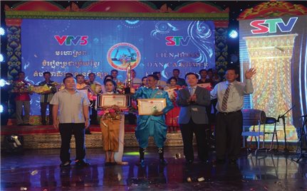 Liên hoan dân ca Khmer lần thứ 1/2018: Ủy ban Dân tộc tặng Bằng khen cho các thí sinh đạt giải