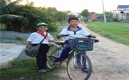Chuyện hai “nhạc công nhí” dùng âm nhạc nuôi cha mẹ bệnh tật